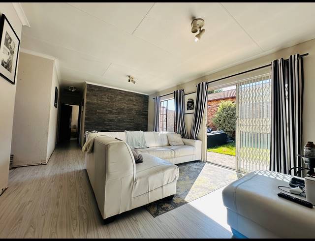 3 BEDROOM SIMPLEX FOR SALE IN HALFWAY HOUSE